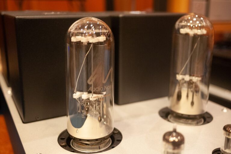 Audio Note '211' triode valves on 'Jinro' integrated amplifier