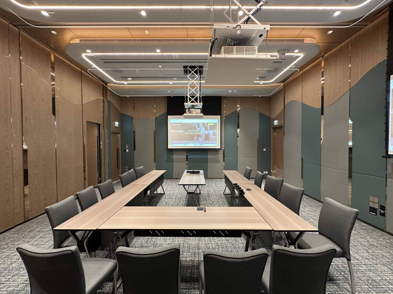 J22049_09_2F-MFroom-IMG_9773