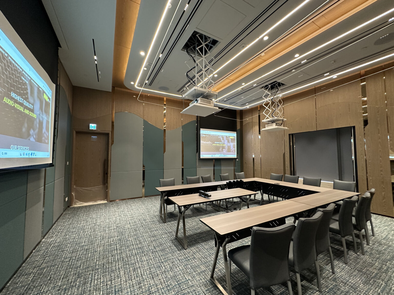 J22049_09_2F-MFroom-IMG_9775